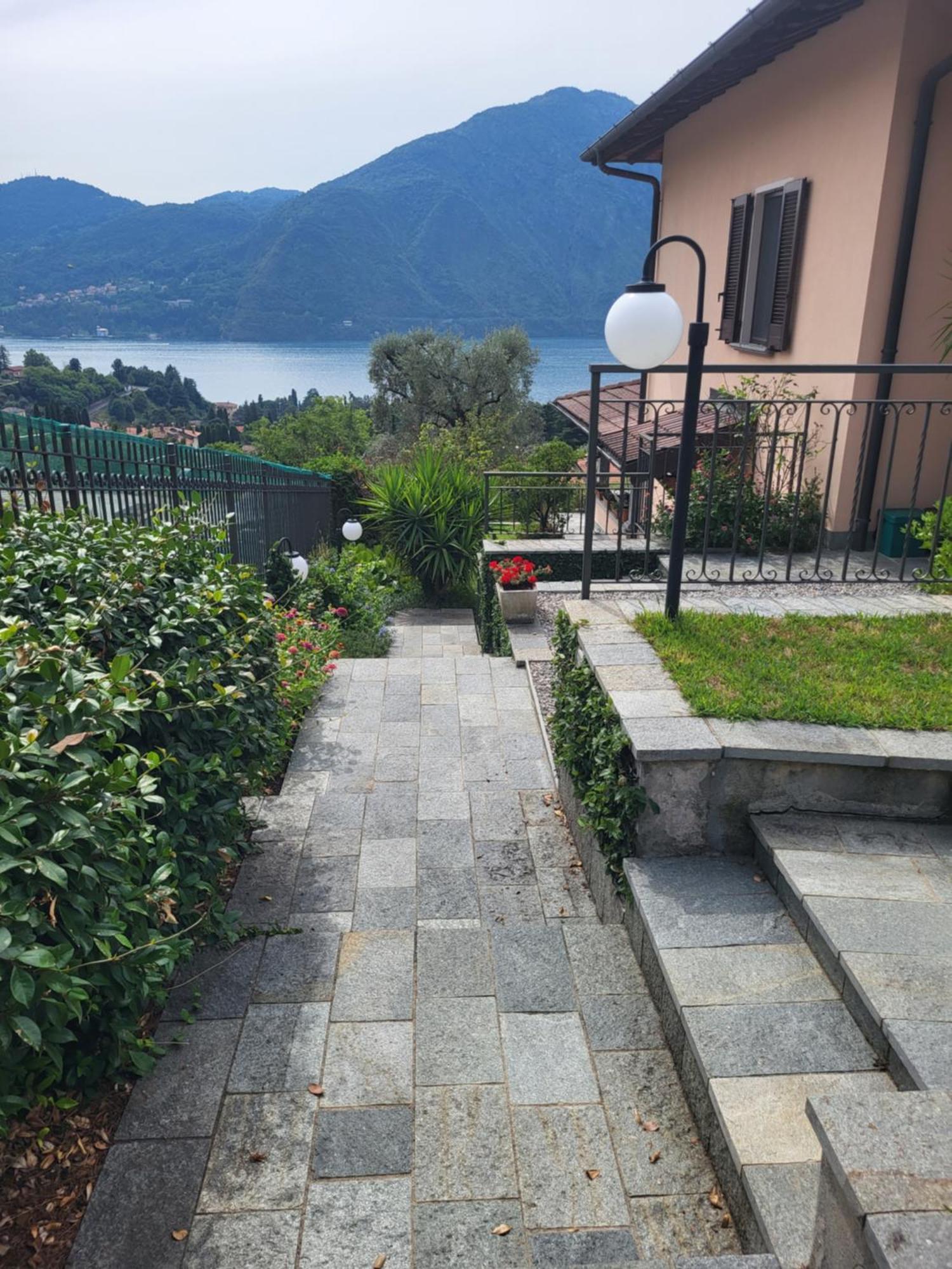 Casa Intignano - Camera Con Bagno E Portico Vista Lago Tremezzo Exteriör bild